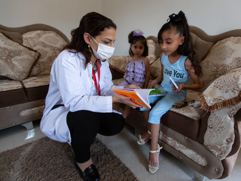 Sozialarbeiterin Hiba Sa’di vom Caritas Baby Hospital hat Sali Schulhefte mitgebracht.