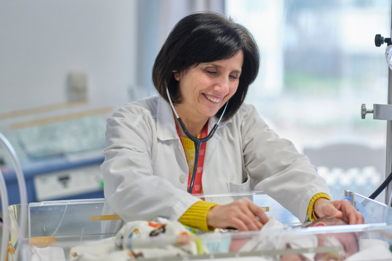 Dr. Hiyam Marzouqa, Chefärztin des Kinderspitals, freut sich über die grosse Unterstützung aus der Schweiz. Dr. Hiyam Marzouqa, Chefärztin des Kinderspitals, freut sich über die grosse Unterstützung aus der Schweiz.
